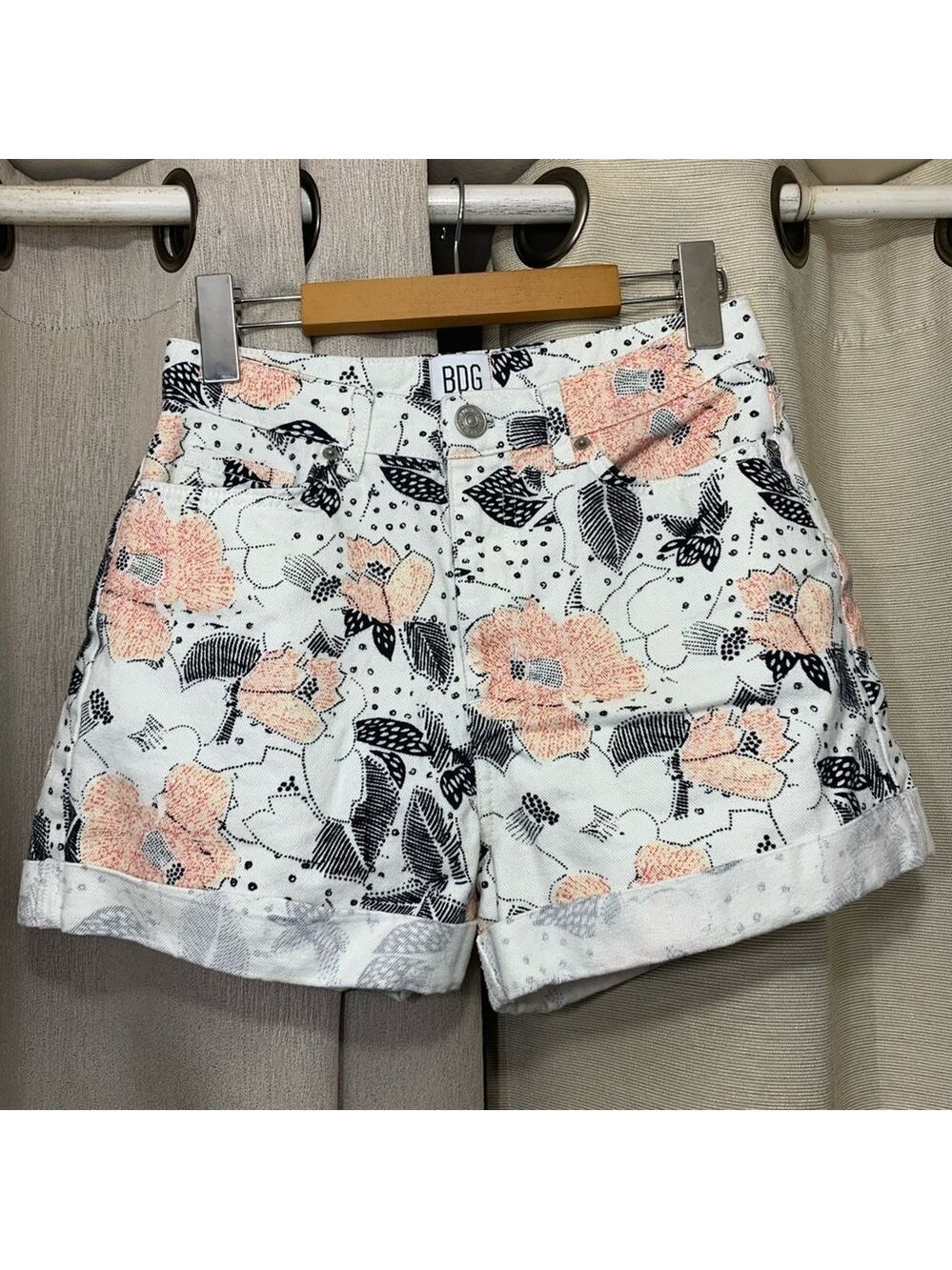 BDG Floral Mom Jean Shorts White Pink High Waist Cuffed Hem Sz 26 Boho Granola - Picture 12 of 12